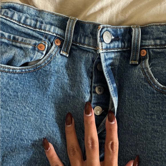 Levi Shorts - Picture 2 of 5